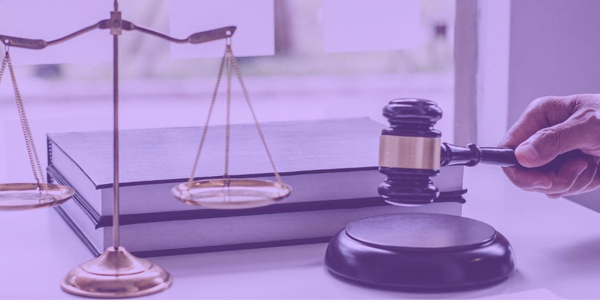 Uma balança do direito e um martelo da justiça.