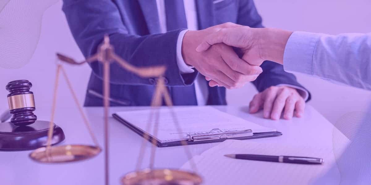 Advogado em reunião com clientes Advogado em reunião com clientes