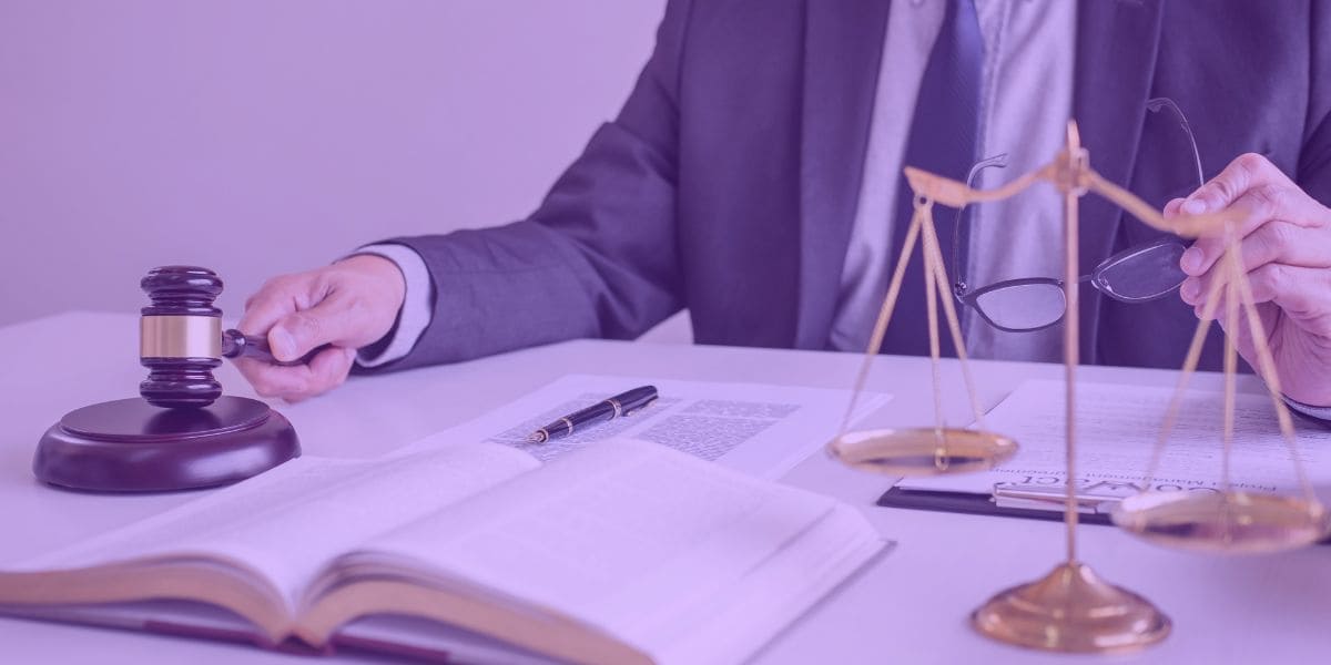 Advogado estudando sobre ia jurídica.