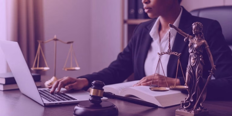 Uma Advogada estudando o guia de Apelação Cível.