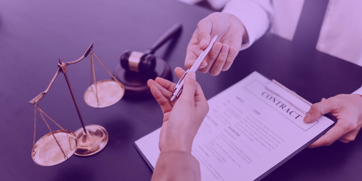 Advogado apresentando contestação trabalhista