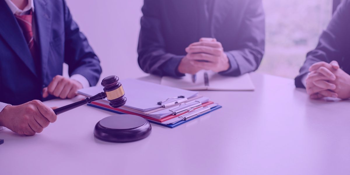 Advogados revisando Réplica elaborada pela IA Advogados revisando Réplica elaborada pela IA
