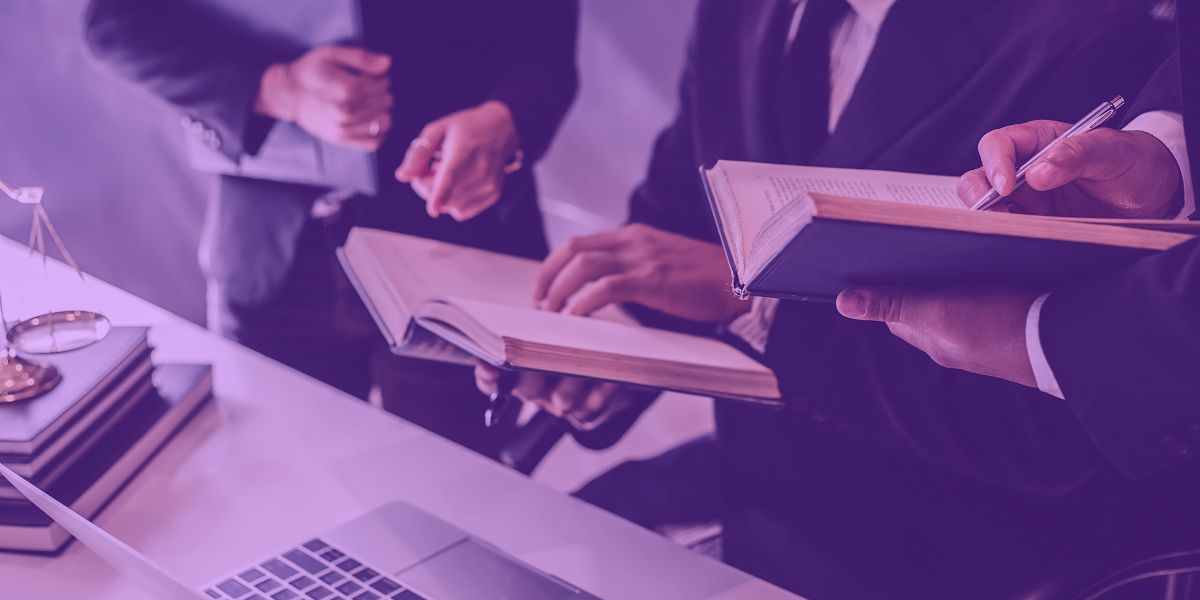 Advogados analisando petições feitas pela IA Advogados analisando petições feitas pela IA