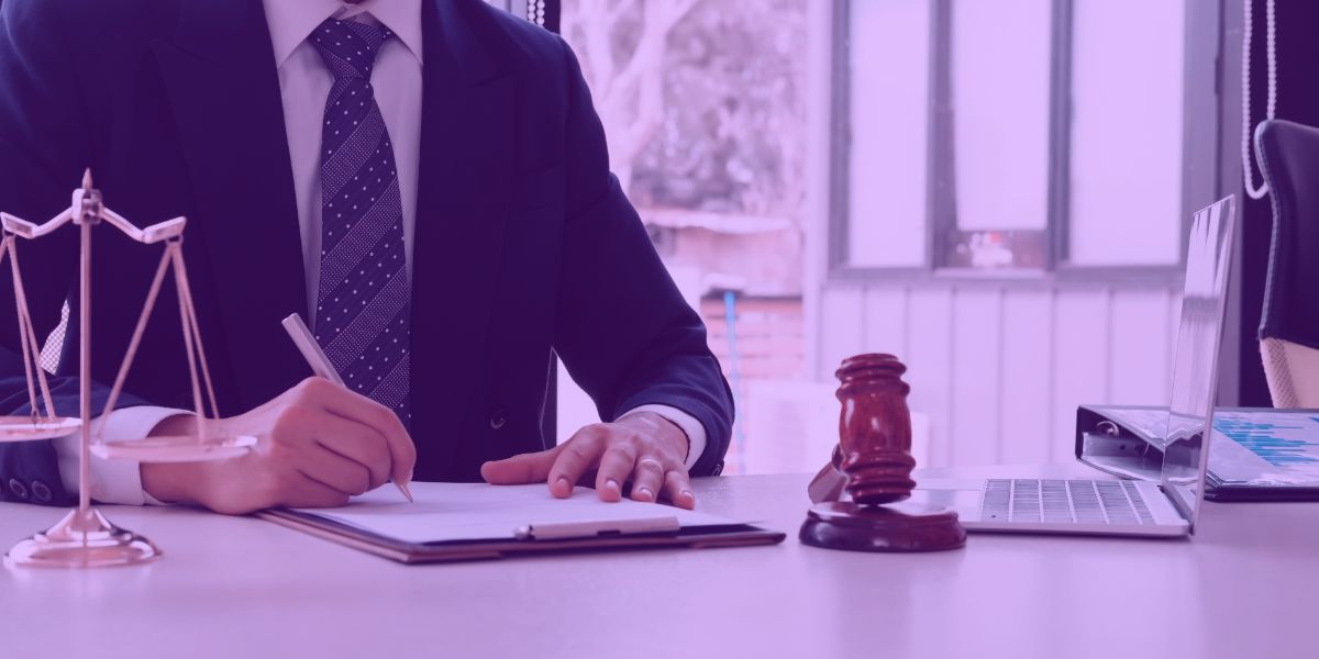 Advogado analisando modelo de peça processual