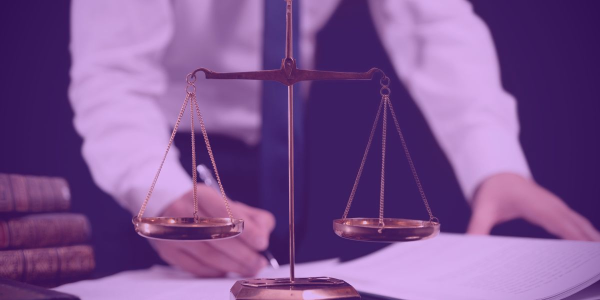 Advogado revisando Petição Inicial elaborada pela IA Advogado revisando Petição Inicial elaborada pela IA