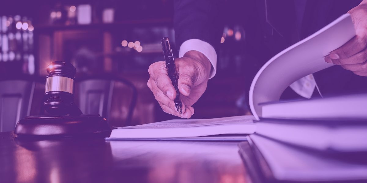 Advogado escolhendo a melhor IA jurídica Advogado escolhendo a melhor IA jurídica