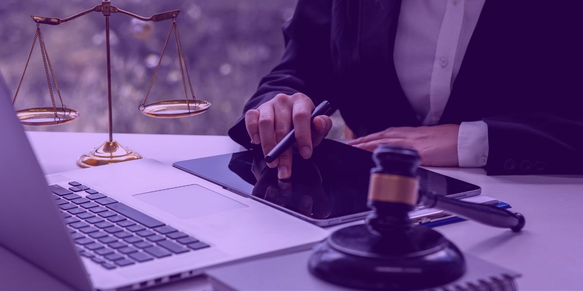 Advogado analisando modelo de Ação rescirória