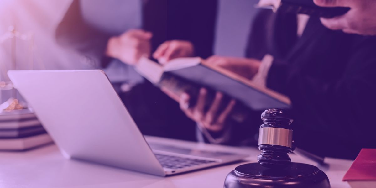 Advogados revisando Contestação elaborada pela IA Advogados revisando Contestação elaborada pela IA