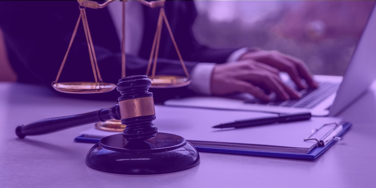 Advogado escrevendo petições com a IA jurídica