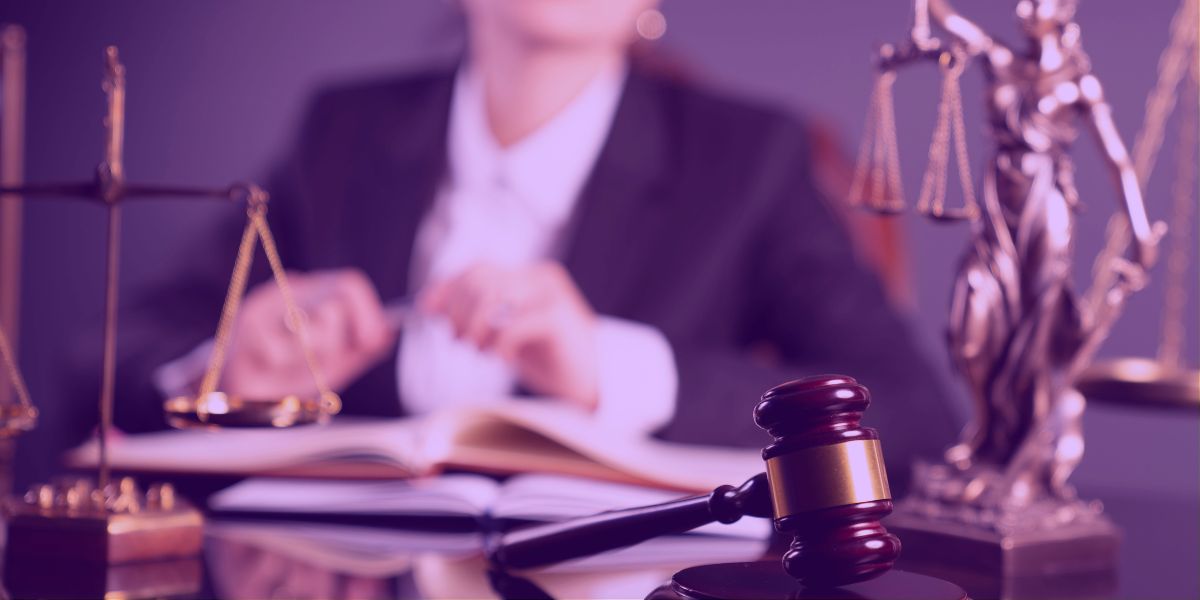 Advogada lendo modelo de Ação de consignação em pagamento