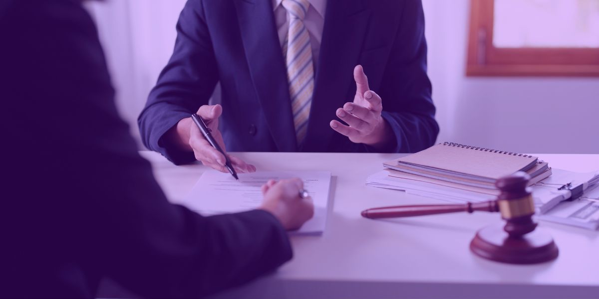 Advogados revisando Réplica elaborada pela IA Advogados revisando Réplica elaborada pela IA