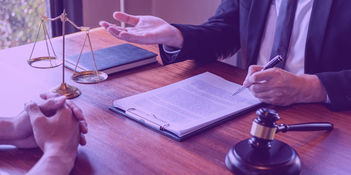 Advogados revisando Réplica elaborada pela IA