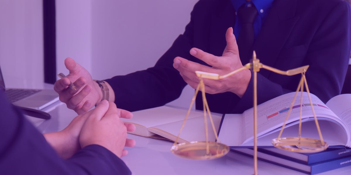 Advogado discutindo sobre peças processuais feita pela IA Advogado discutindo sobre peças processuais feita pela IA