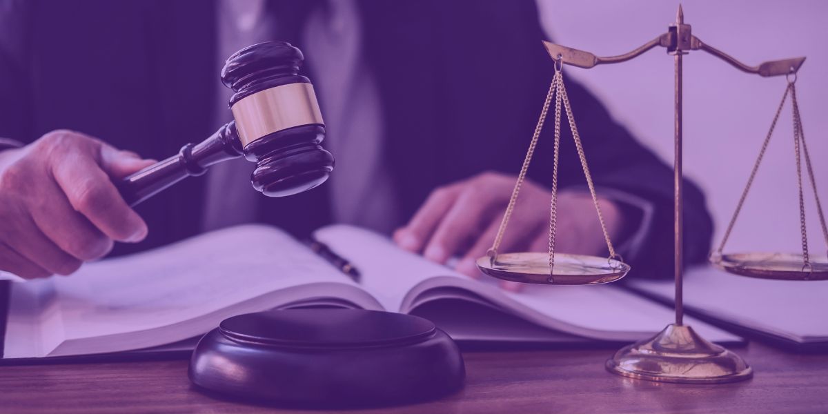 Juíz analisando ação de empréstimo indevido Juíz analisando ação de empréstimo indevido