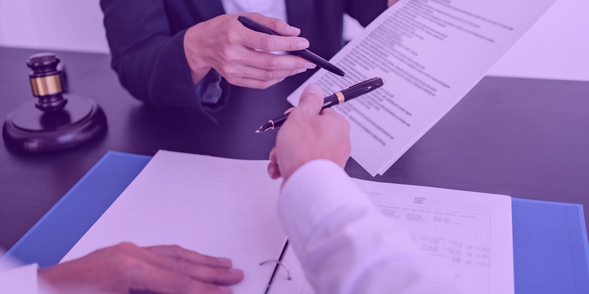 Advogado elaborando uma reclamação trabalhista com IA Advogado elaborando uma reclamação trabalhista com IA