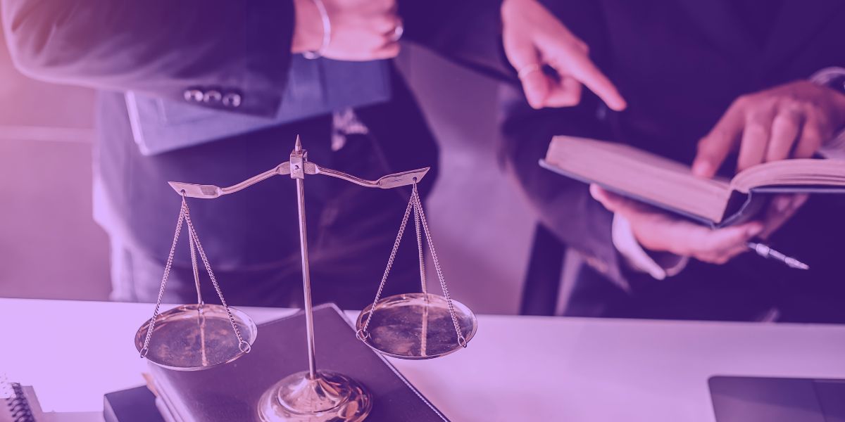 Juiz analisando IA jurídica Juiz analisando IA jurídica