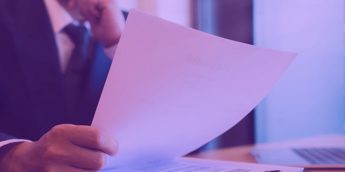 Advogado revisando modelo de Contestação Advogado revisando modelo de Contestação