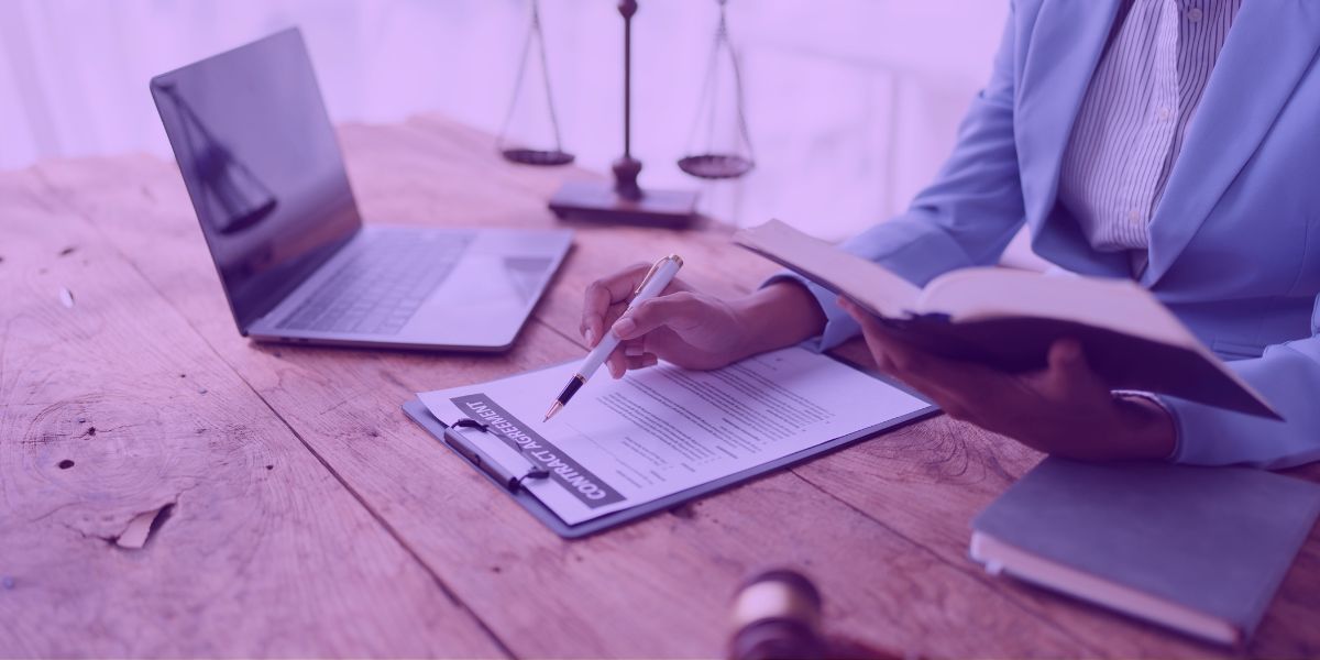 Advogado usando a IA para elaborar uma Contestação