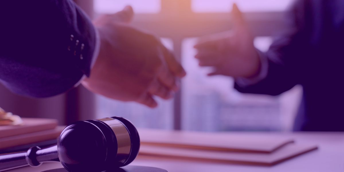 Advogados discutindo inicial em ação de seguro de veículos