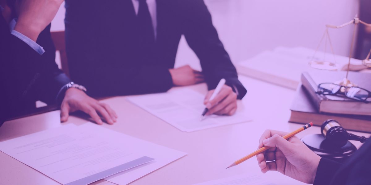Advogados lendo Inicial de revisão proposta pelo pai Advogados lendo Inicial de revisão proposta pelo pai
