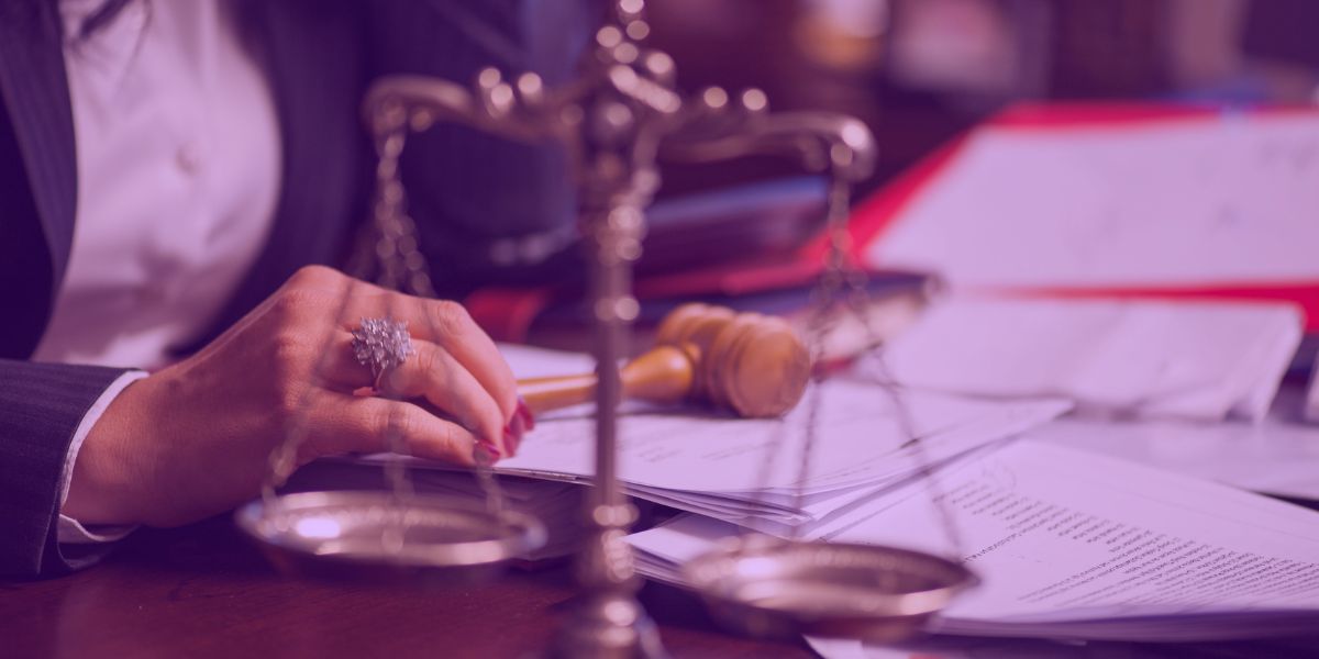 Advogada analisando peças feitas pela IA Advogada analisando peças feitas pela IA
