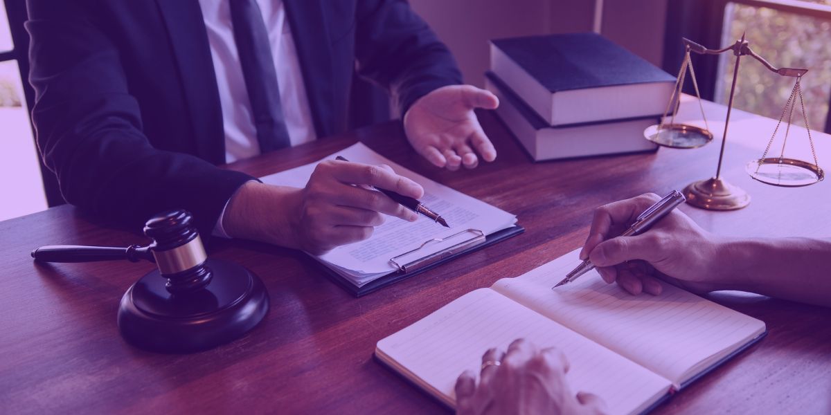 Advogados elaborando Petição Inicial em Ação Interdito Proibitório