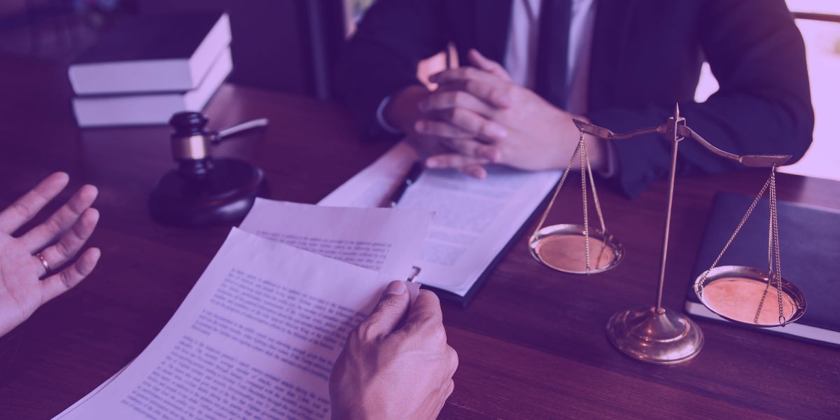 Advogado revisando Contestação de exoneração elaborada pela IA Advogado revisando Contestação de exoneração elaborada pela IA