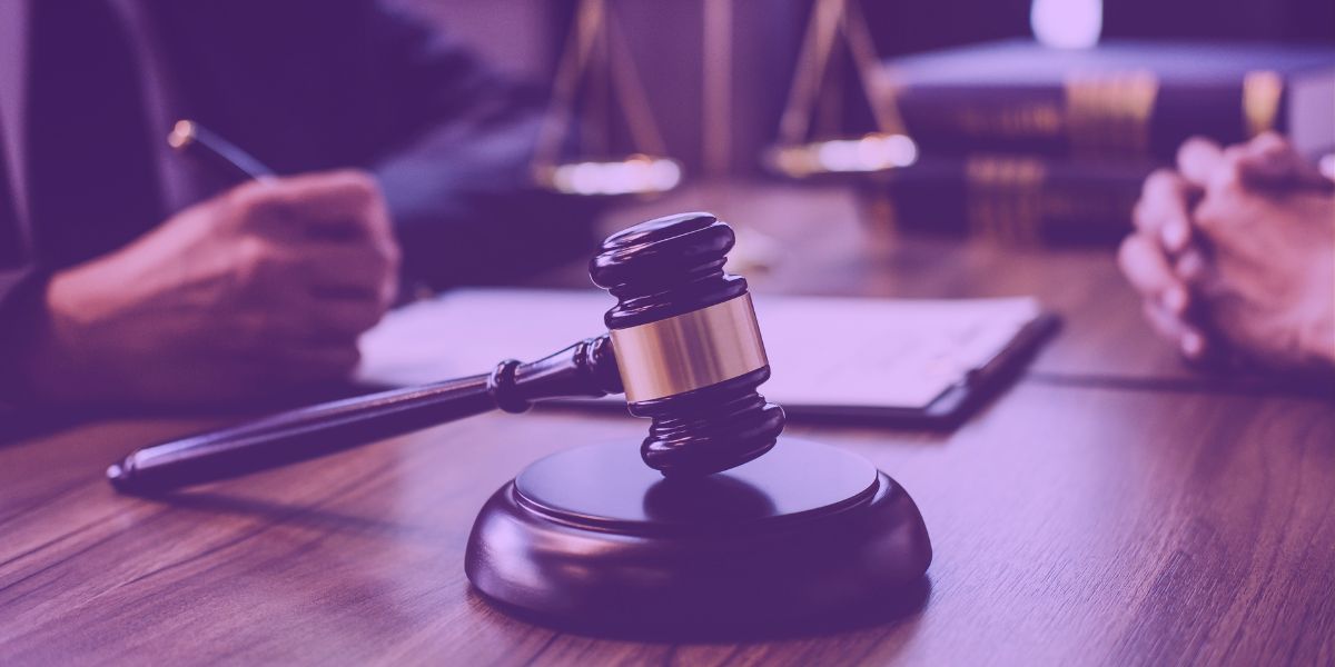Advogado lendo dicas para ação por danos morais Advogado lendo dicas para ação por danos morais