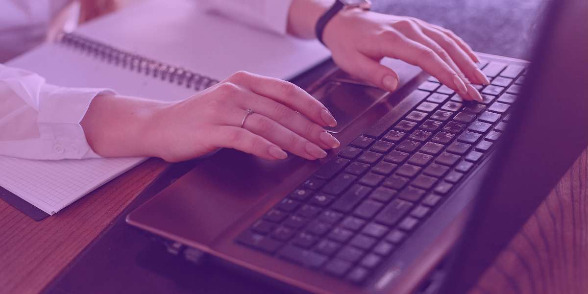 Advogada aprendendo novas habilidades profissionais Advogada aprendendo novas habilidades profissionais