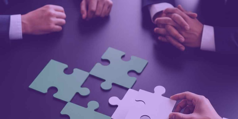 Advogado reunido com a equipe para organizar gestão do escritório