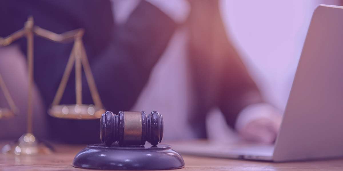 Advogada redigindo contratos com ia Advogada redigindo contratos com ia