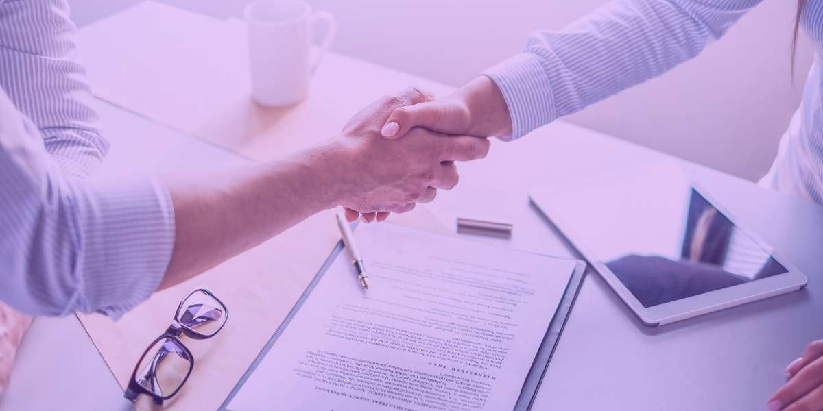 Advogados fechando negócios com contrato de arrendamento Advogados fechando negócios com contrato de arrendamento