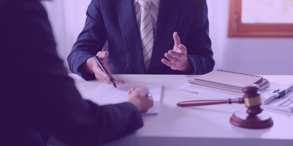 Advogado explicando contrato para cliente Advogado explicando contrato para cliente