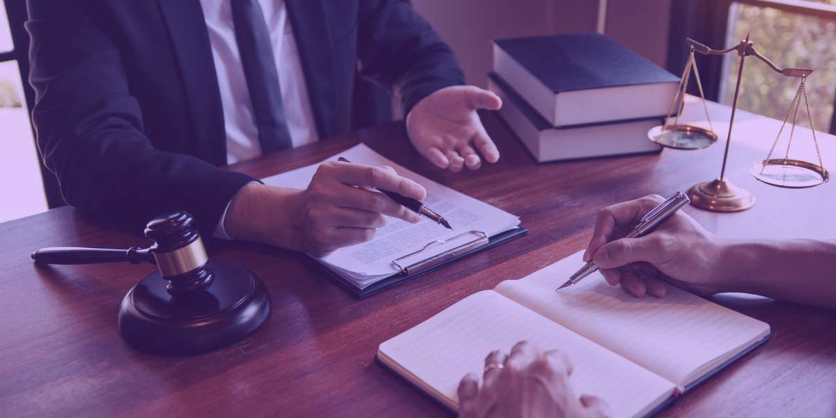 Advogados estudando sobre contratos com ia Advogados estudando sobre contratos com ia