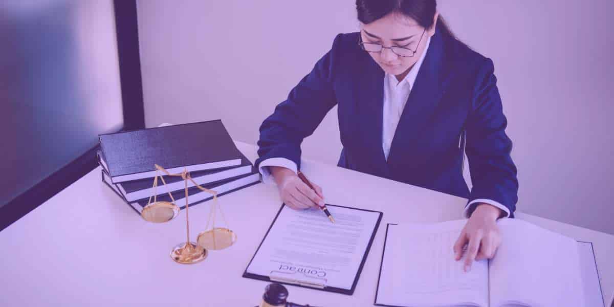 Advogada lendo contrato de cliente Advogada lendo contrato de cliente