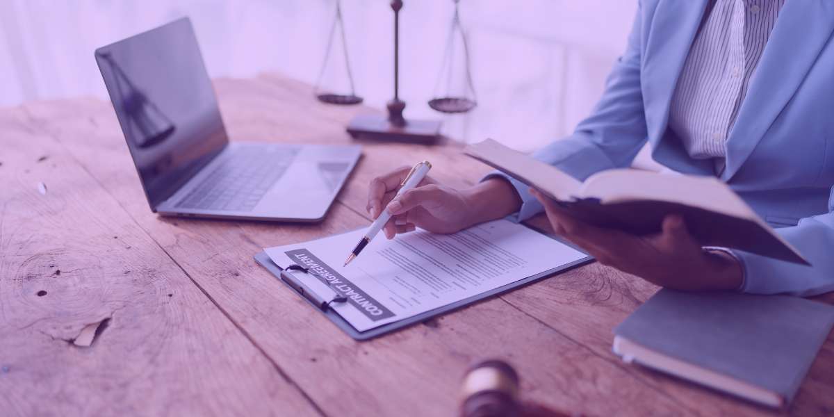 Advogado estudando sobre perempção