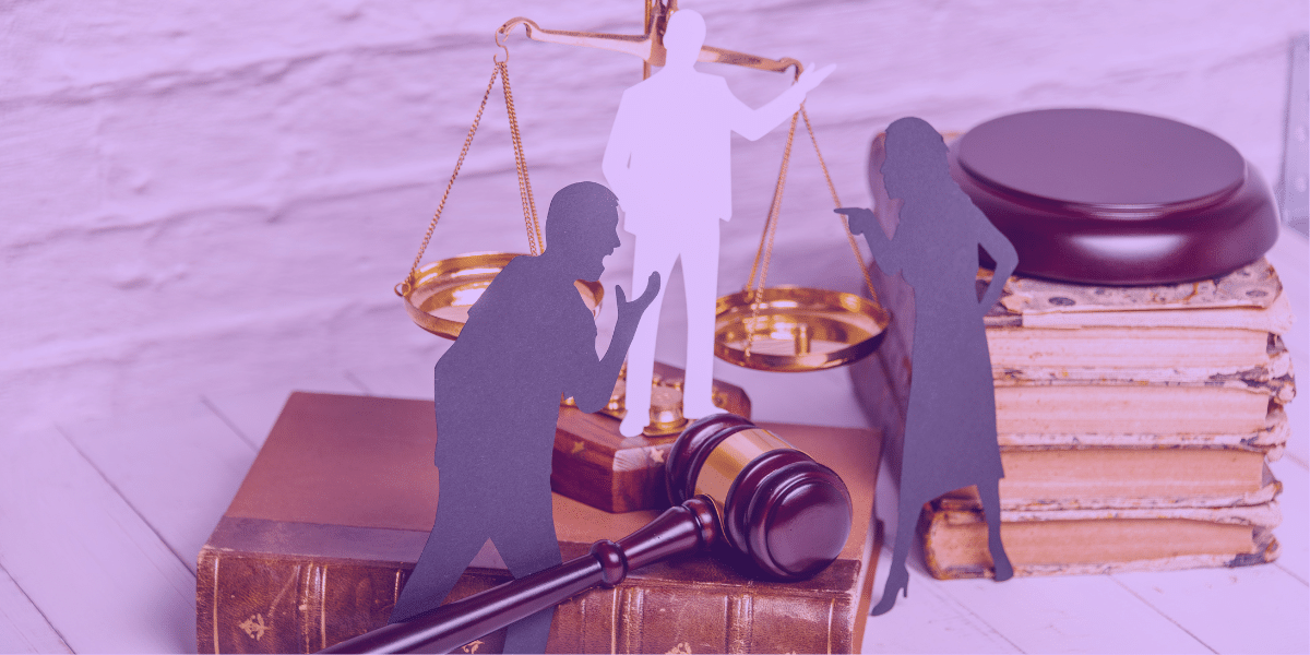 Audiência de Conciliação A imagem mostra recortes de figuras humanas em um ambiente jurídico, com uma balança da justiça ao fundo, um martelo de juiz e livros, sugerindo a realização de uma audiência de conciliação.