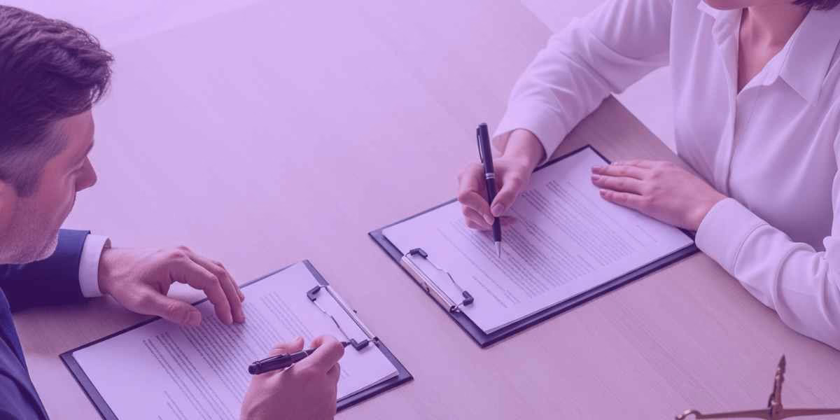 Dois advogados conversando sobre contrato de prestação de serviço.