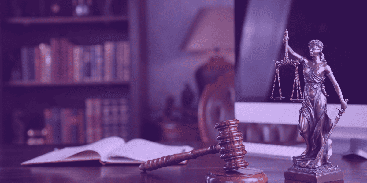 JEC A imagem retrata um escritório jurídico com uma estátua da deusa da justiça ao lado de um martelo de juiz, destacando a atmosfera formal e simbólica da prática legal. Ao fundo, uma prateleira de livros jurídicos e um computador sugerem um ambiente de estudo e trabalho. O martelo e a estátua, que simbolizam equilíbrio e imparcialidade, remetem diretamente a mudanças no sistema judiciário. Este cenário está alinhado com a Lei 14.976/2024: Alteração no CPC sobre competência de JECs, que introduziu novas regras sobre a competência dos Juizados Especiais Cíveis (JECs), permitindo maior flexibilidade e eficiência no tratamento de causas de menor complexidade.