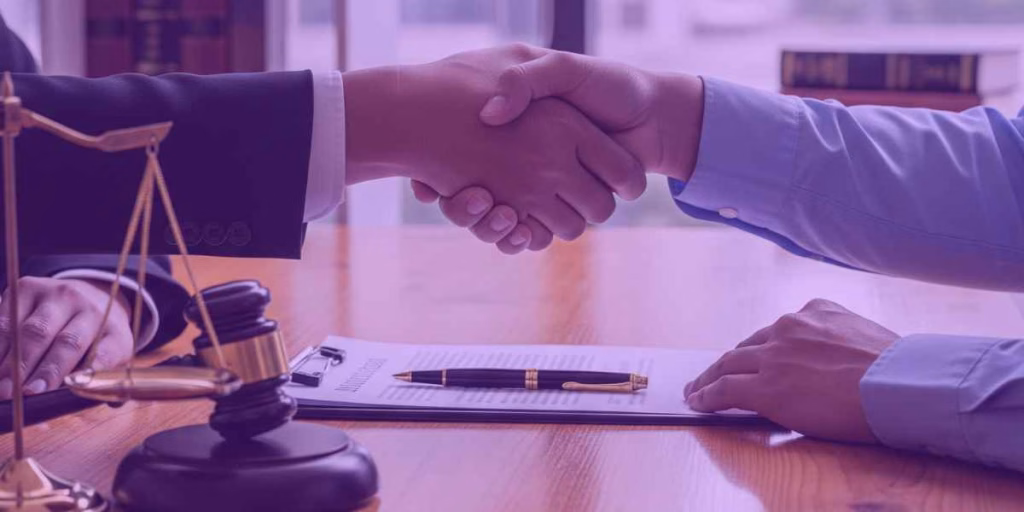 Advogado fechando negócio com seu cliente através de um Contrato de Honorários Advocatícios