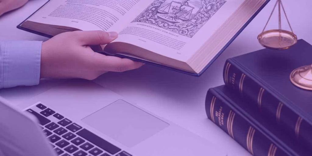 Advogados estudando sobre modelo de Recurso Especial