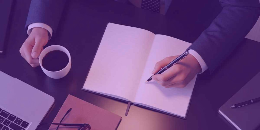 Advogado analisando um passo a passo de como redigir um contrato de locação comercial com a Jurídico AI