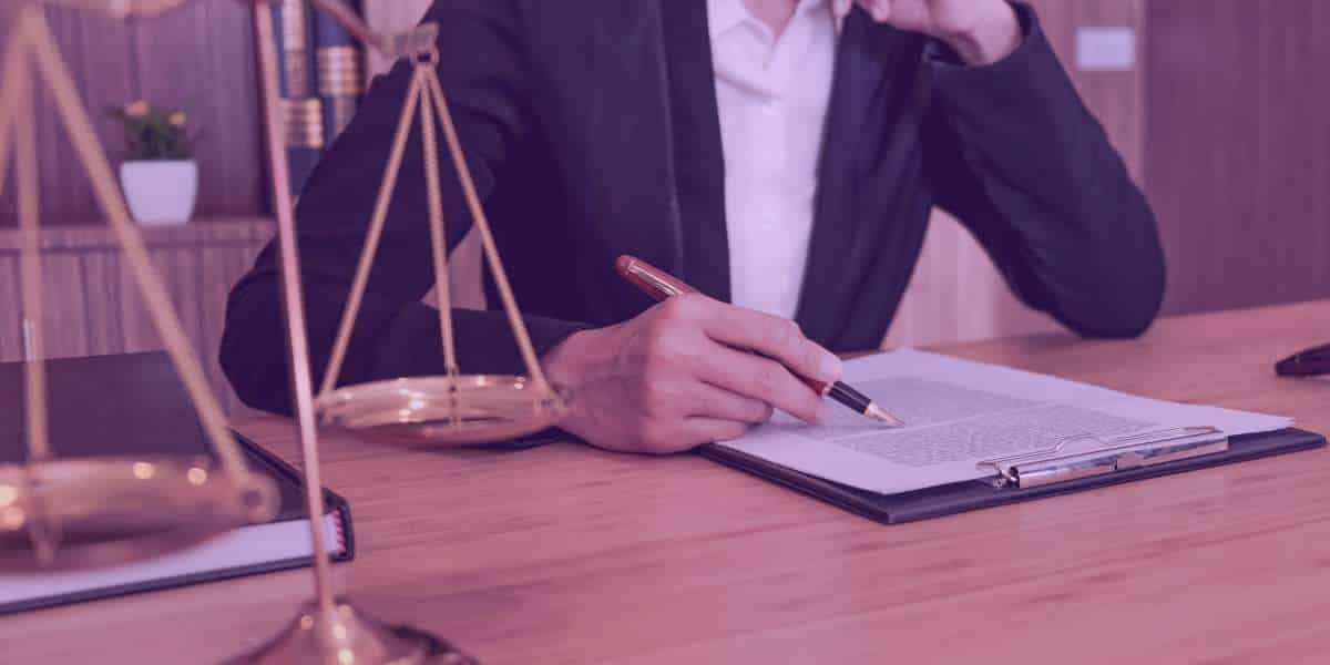 Pedido de Gratuidade de Justiça – 1 Advogada redigindo pedido de gratuidade de justiça