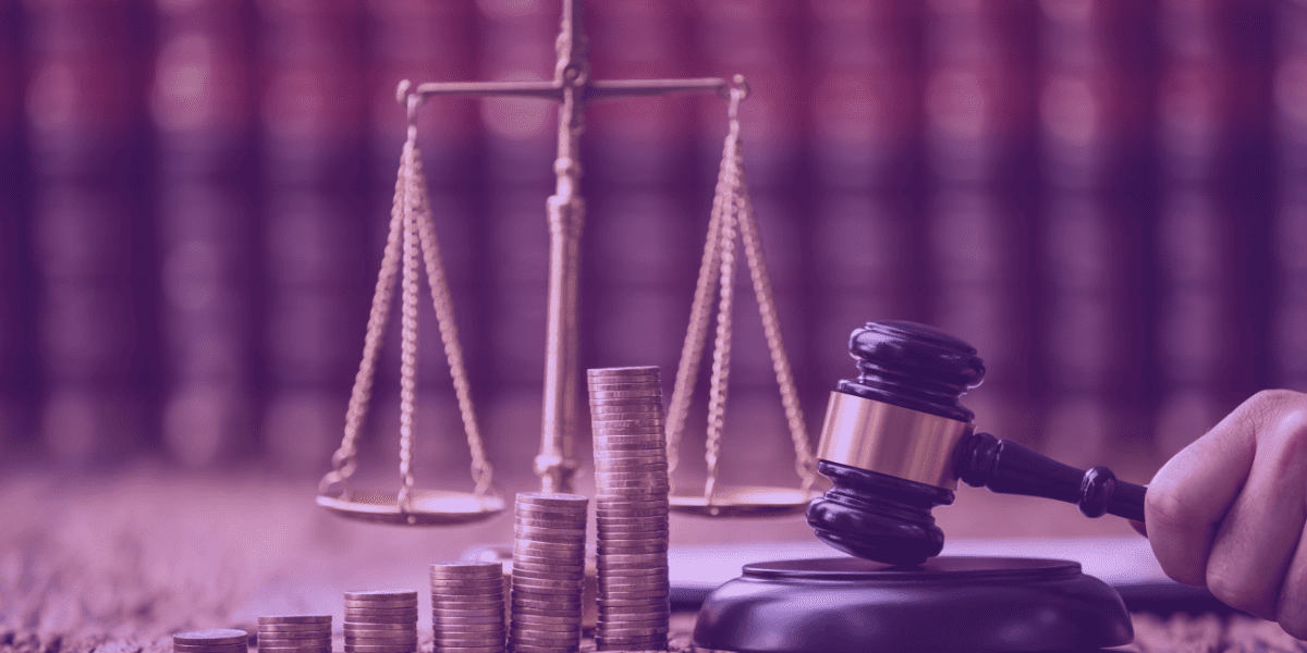 A imagem mostra uma balança da justiça ao lado de pilhas de moedas e um martelo de juiz sendo segurado, simbolizando o julgamento de questões financeiras e jurídicas.