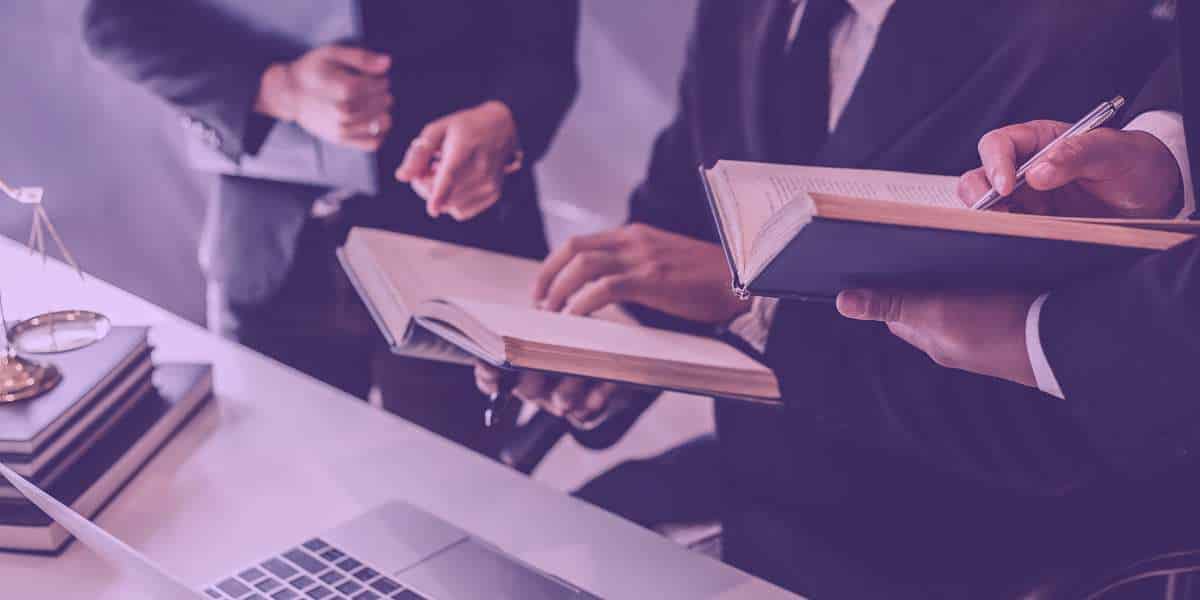 Tutela Antecipada e Tutela Cautelar – Blog Advogados lendo resumo sobre tutela antecipada e tutela cautelar