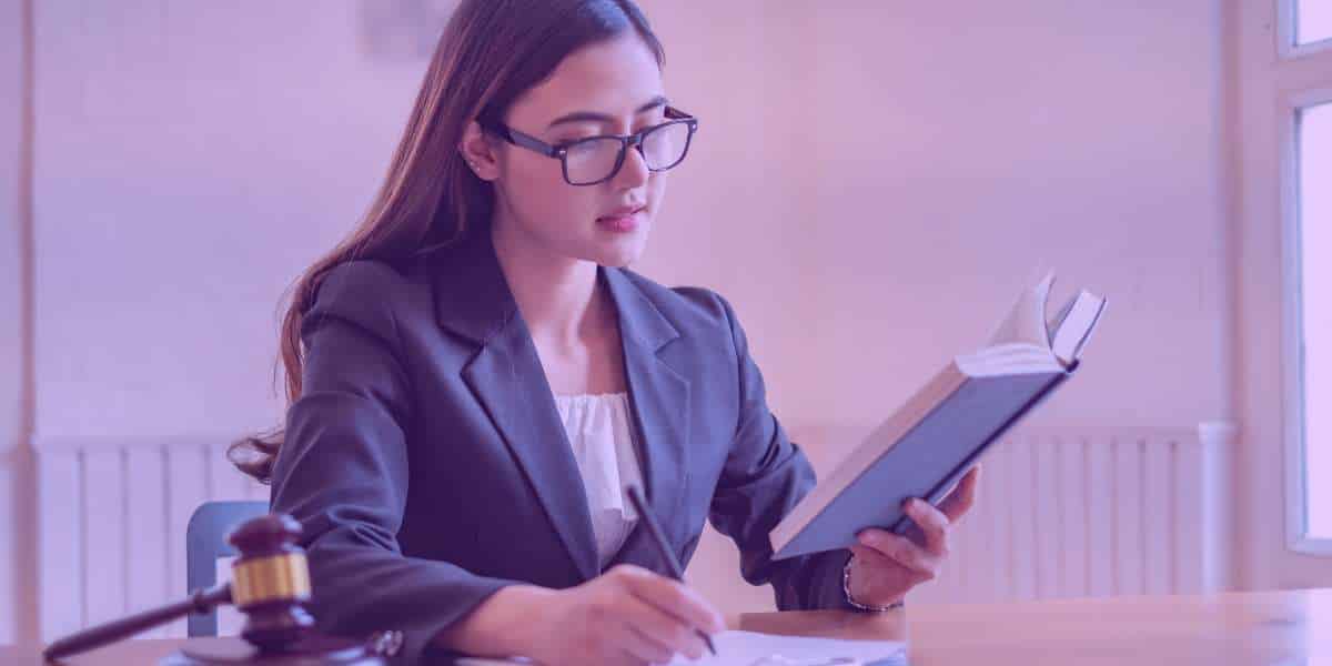 Tutela de urgência modelo – 1 Advogada lendo sobre tutela de urgência