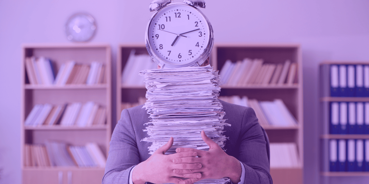 Um advogado analisando vários processos.