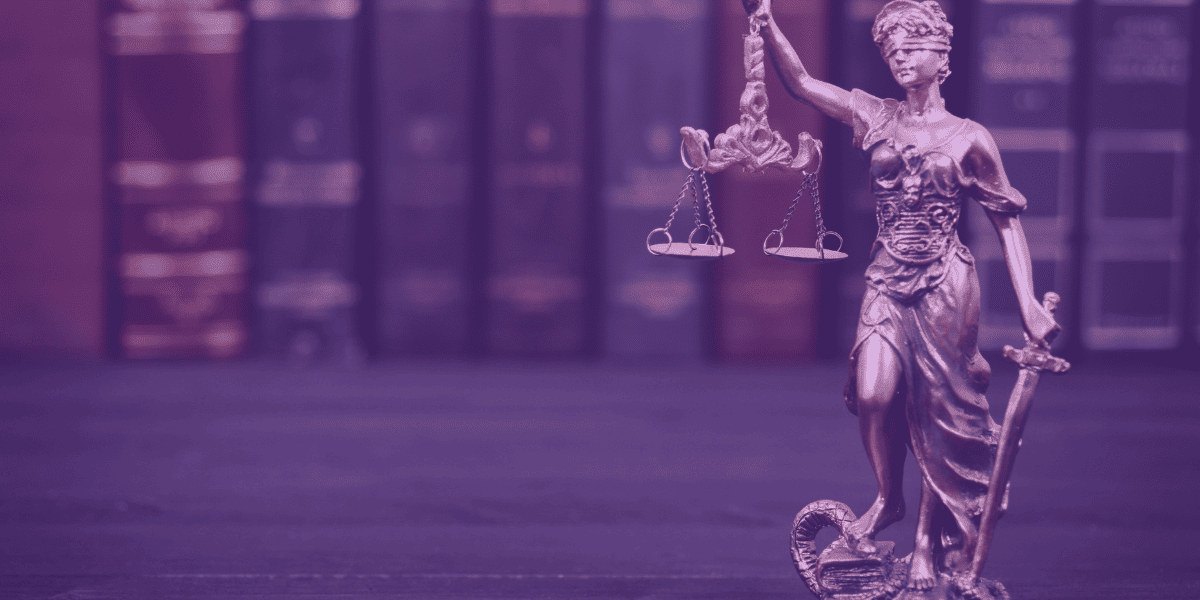 resolução 586 A imagem apresenta a estátua de uma figura simbólica da justiça, frequentemente associada à deusa romana Justitia, que segura uma balança em uma mão e uma espada na outra, com os olhos vendados. Essa imagem remete diretamente ao contexto da Resolução 586/2024 do CNJ, que regula novas diretrizes e práticas voltadas à modernização do sistema judiciário, buscando promover maior eficiência e imparcialidade nos processos jurídicos em todo o Brasil.