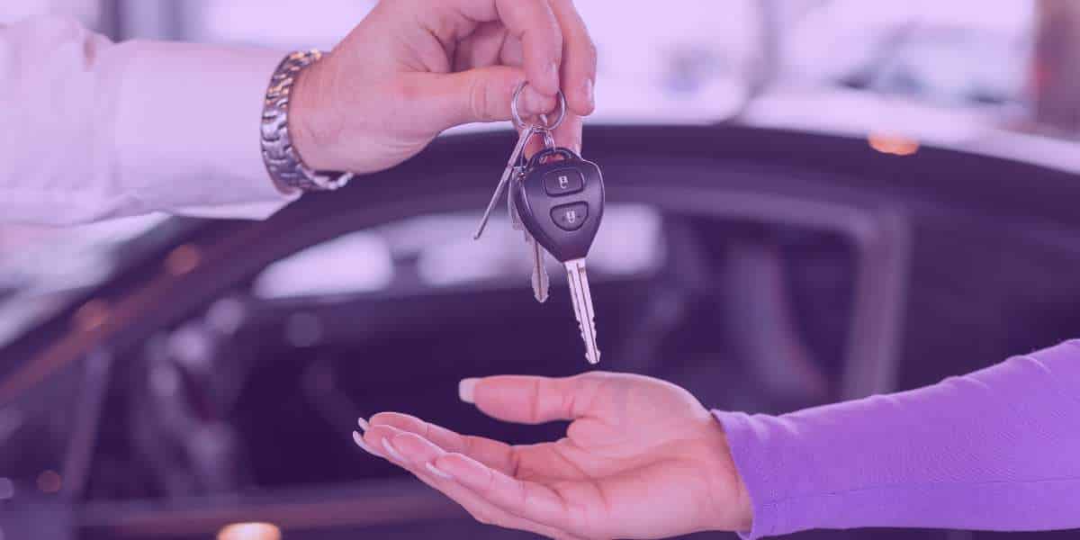 Penhora de veículos em nome de terceiros – 2 Pessoa entregando chave de carro penhorado