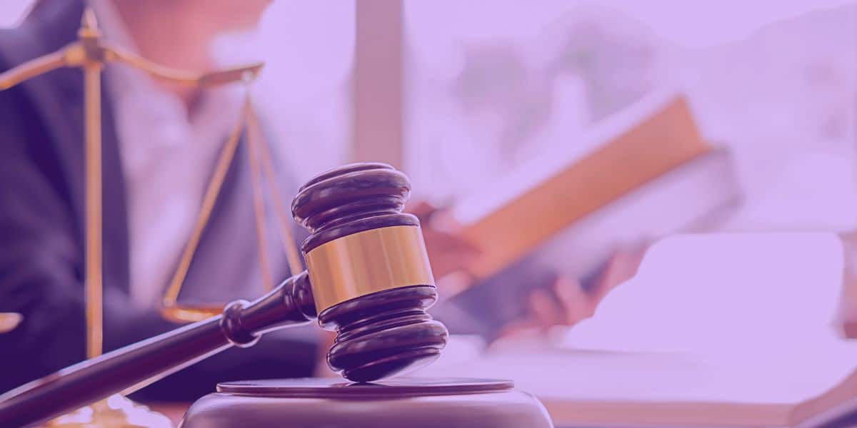 um martelo do juiz, uma balança da justiça.